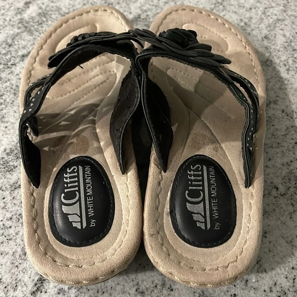 Cliffs by WHITE MOUNTAIN Black Floral Sandals - Picture 3 of 5